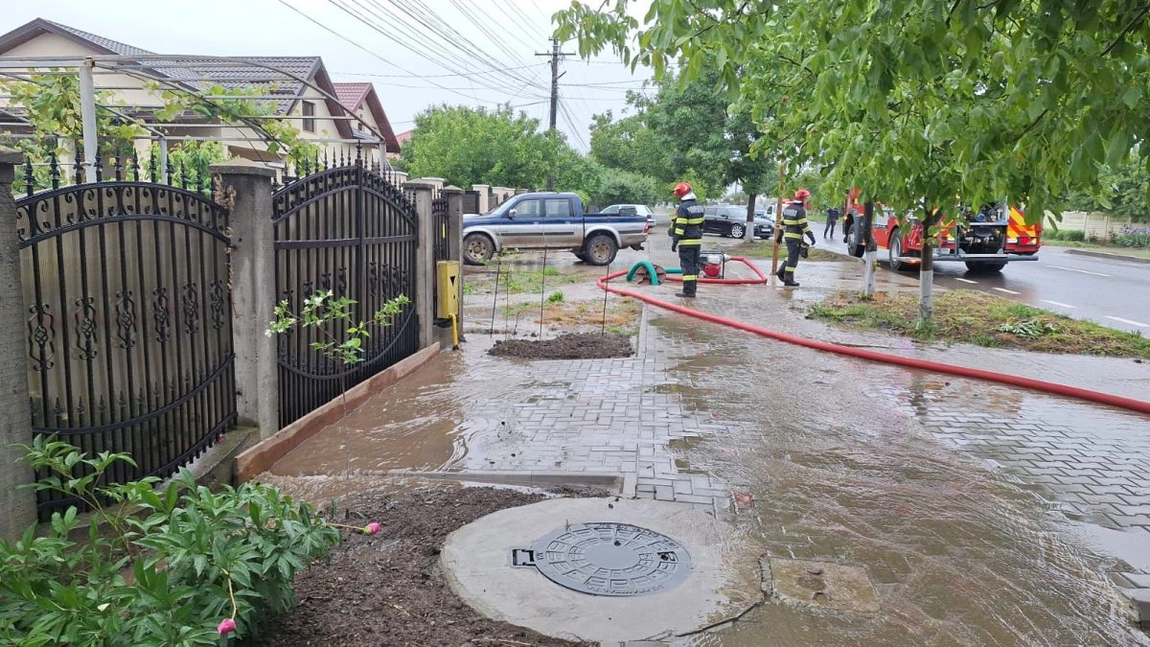 Intervenție pentru evacuarea apei în orașul Târgu Frumos. Măsuri de prevenire a inundațiilor în gospodării