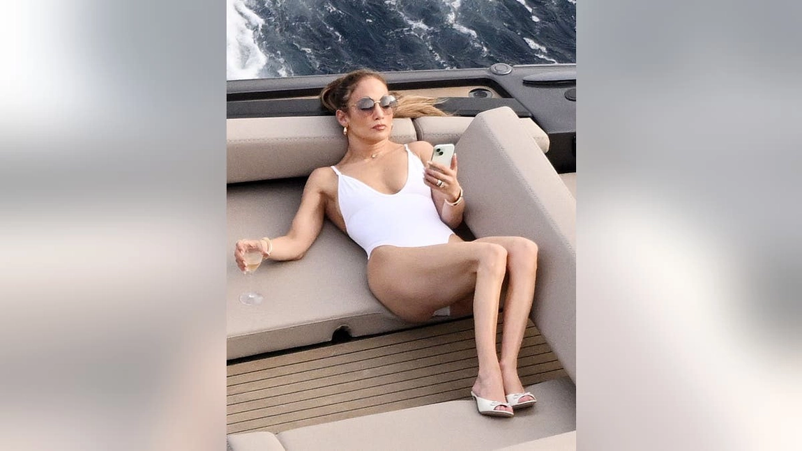 Jennifer Lopez, momente sexy pe plajă. Iată cum sărbătorește actrița încheierea filmărilor