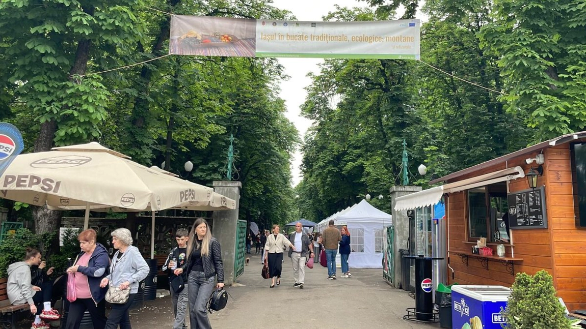 Zeci de ieșeni sunt prezenți la Târgul Producătorilor din Regiunea de Dezvoltare Nord-Est „Iașul în bucate tradiționale, ecologice, montane și artizanale”