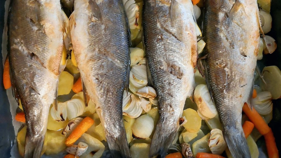 Cea mai delicioasă rețetă de lup de mare la cuptor. O masă simplă, dar sănătoasă, ce o poți face în câteva minute