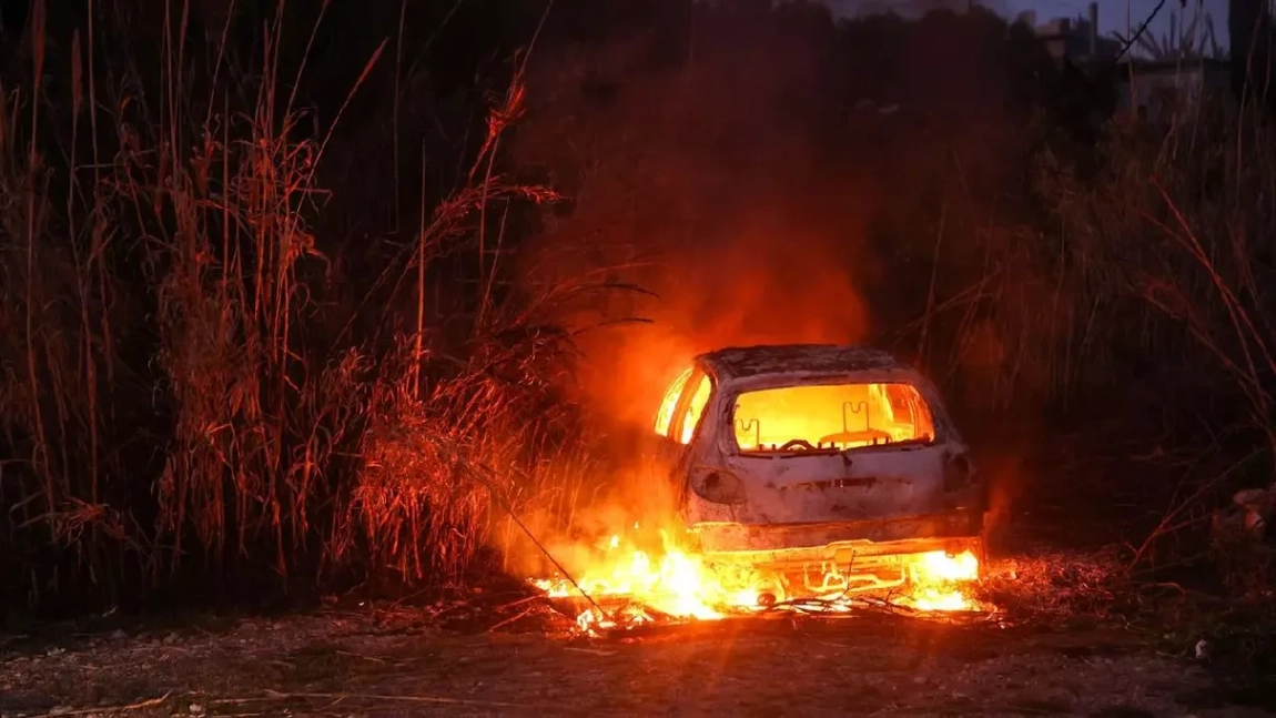 Teroare în stradă! Stropit cu benzină şi transformat în torţă umană, un bărbat a fost incendiat de viu în maşina sa
