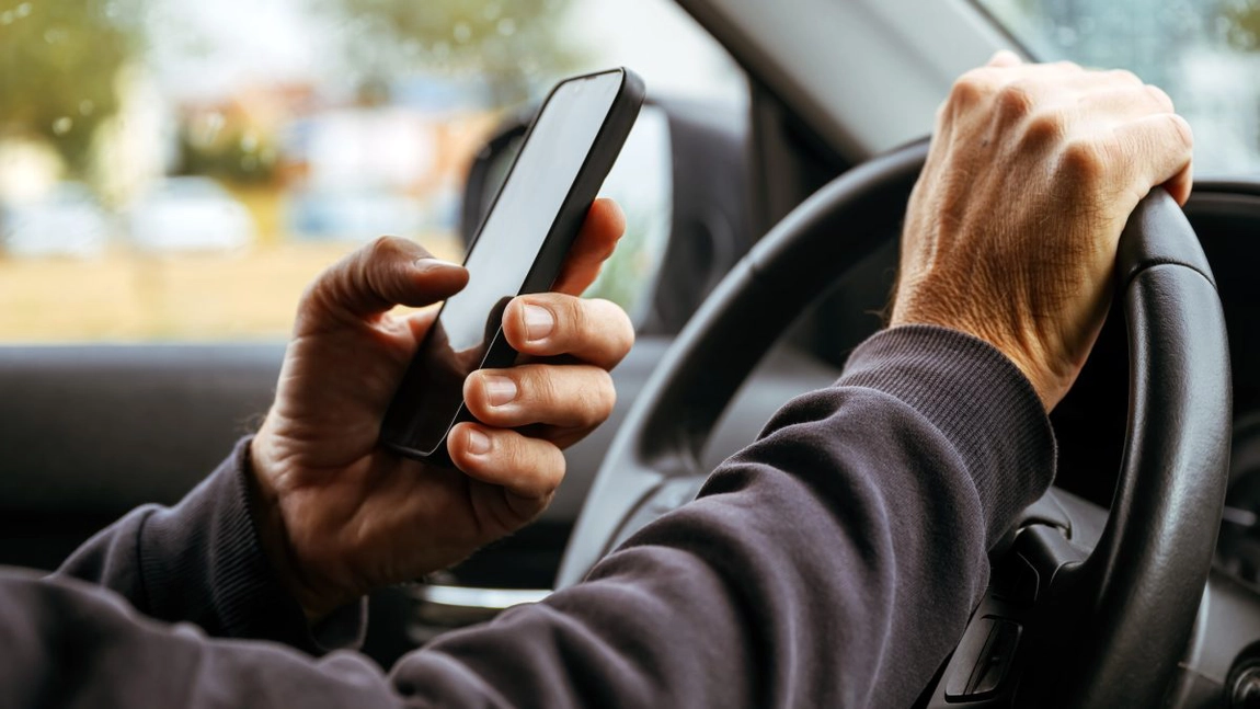 Un nou tip de radar, introdus pe străzi! Nu măsoară viteza, dar aplică amenzi usturătoare pentru folosirea telefonului la volan