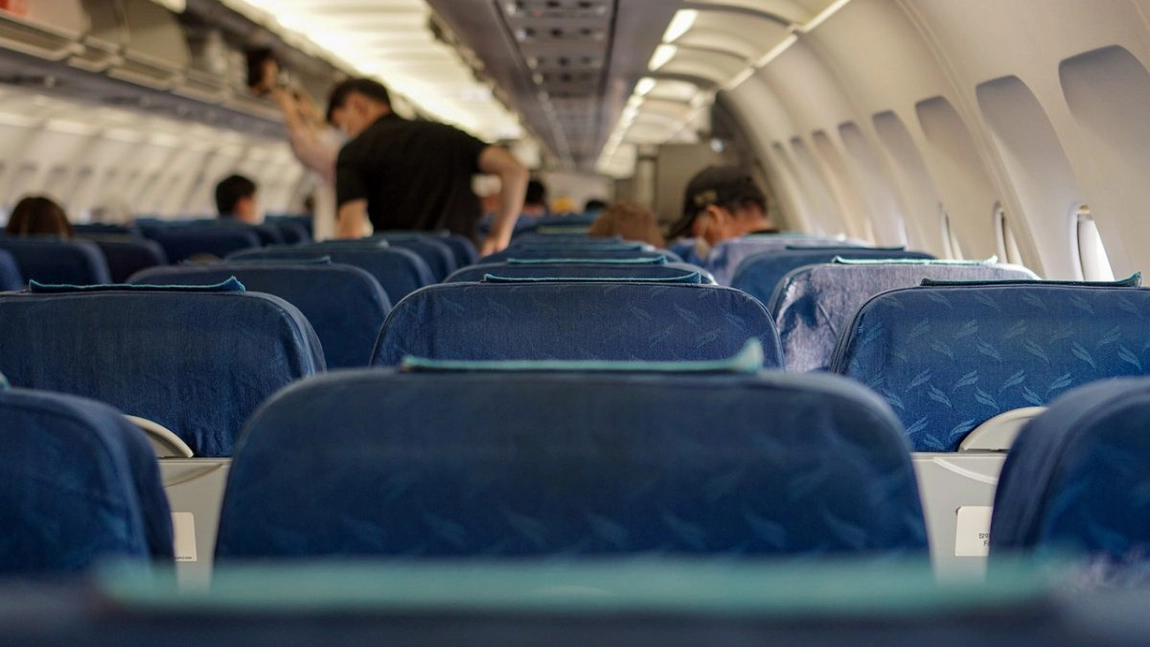 Pasagerii indisciplinați riscă amenzi colosale! Noile reguli din avioane intră în vigoare: ridicatul prea devreme poate costa scump