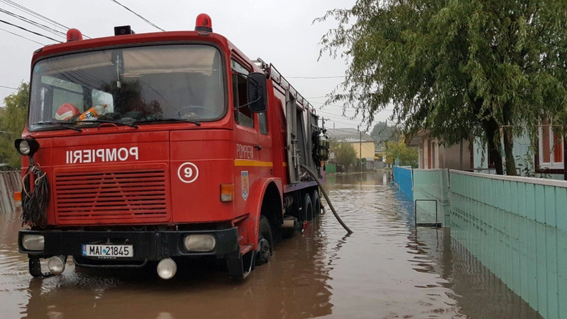 Intervenție la Blăgești, Pașcani. Pompierii au împiedicat extinderea unei inundații