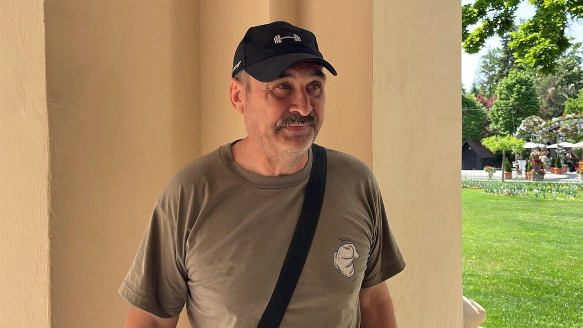 Continuă umilința la fabrica de golănii a lui Mihai Chirica. Un ieșean a fost amânat cu lunile pentru o simplă semnătură: „Sunt plătiți să își bată joc de noi”