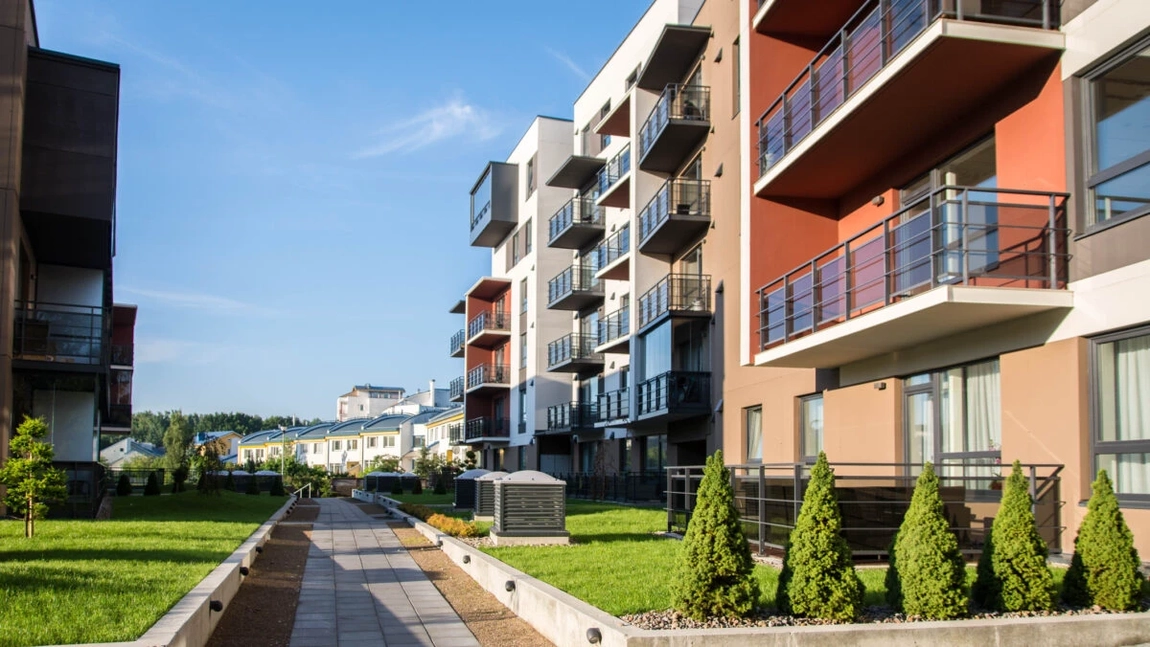 Interzis pentru proprietarii de apartamente din România! Ce nu au voie să facă la balcon!