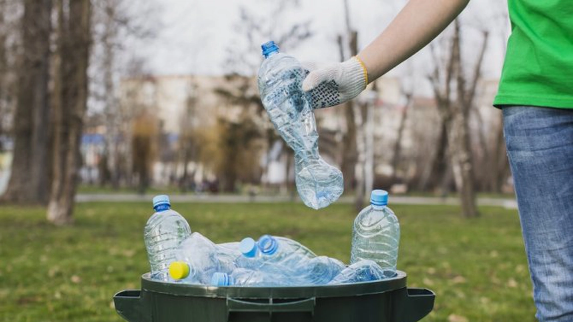 Se schimbă regulile privind reciclarea ambalajelor la sate! Câți bani vor primi locuitorii din mediul rural pentru fiecare sticlă colectată