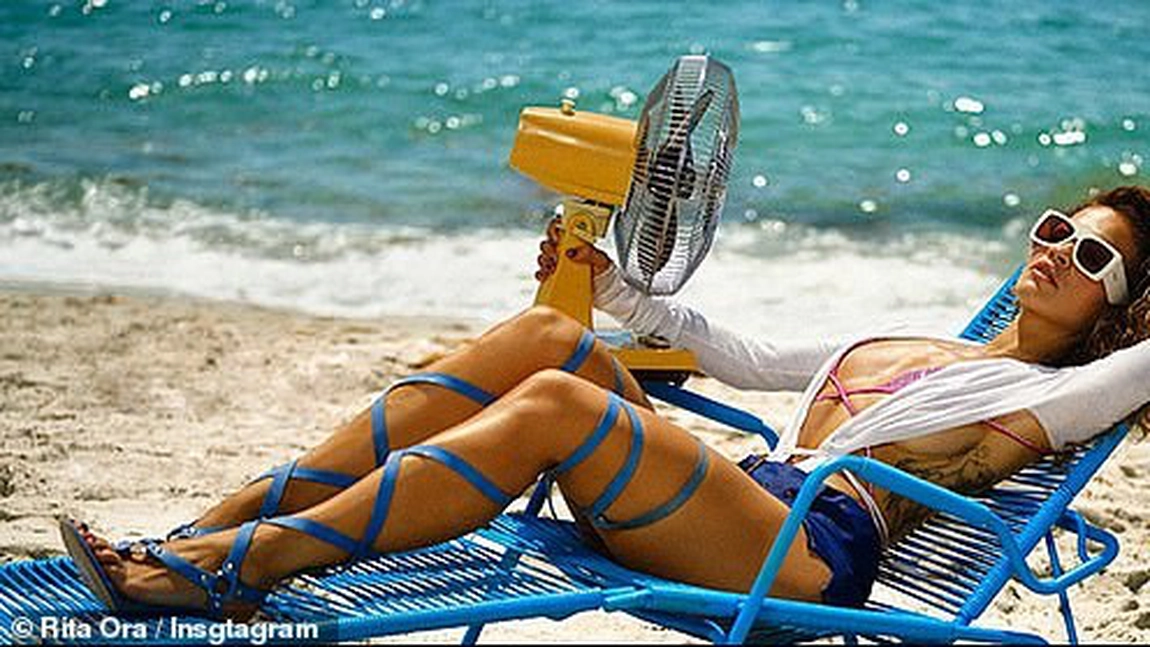 Rita Ora apare într-un bikini incendiar și uimește fanii. Iată cum a ales artista să își prezinte noua piesă