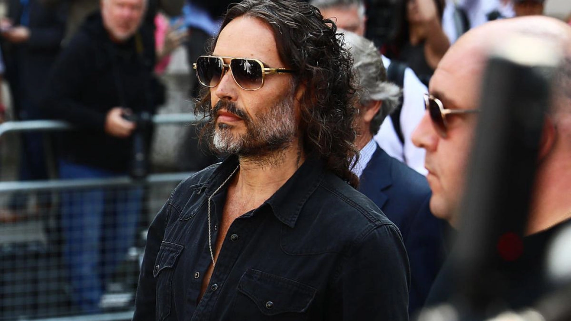 Șoc în lumea filmului! Actorul Russel Brand ajunge în fața justiției pentru acuzații cutremurătoare – viol și agresiuni sexuale
