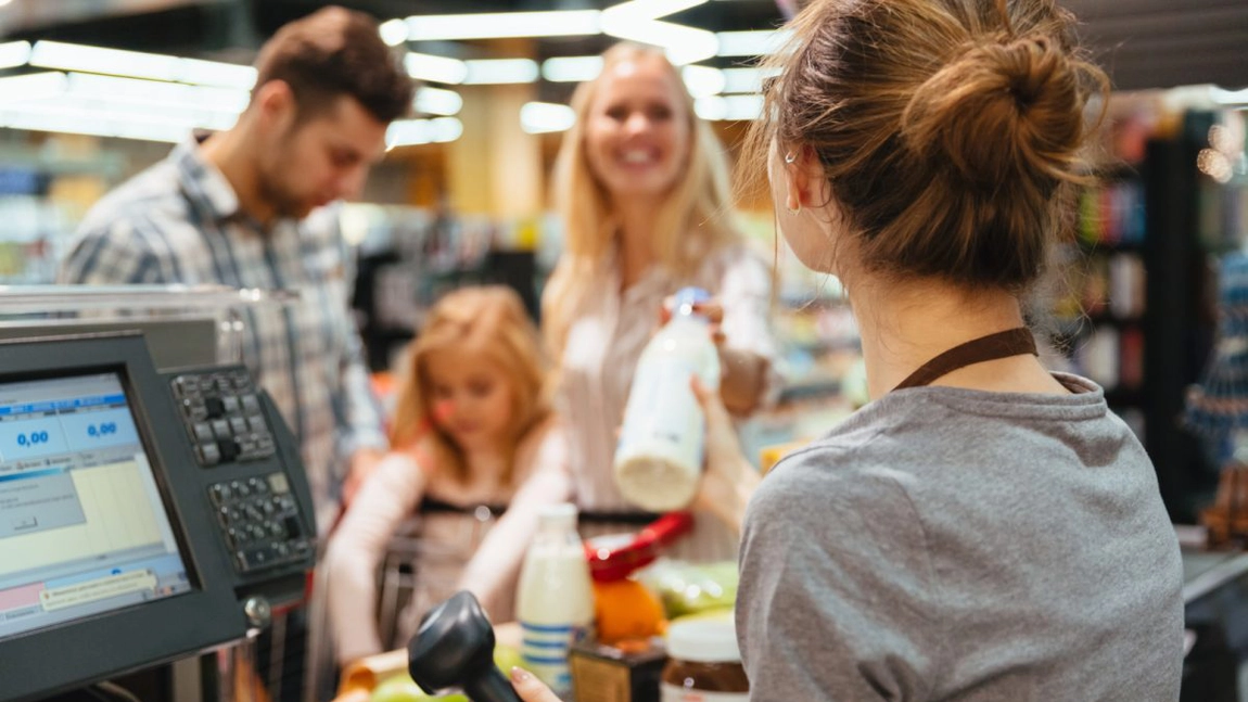 Nu te aștepți la ce salariu are un casier într-un supermarket!