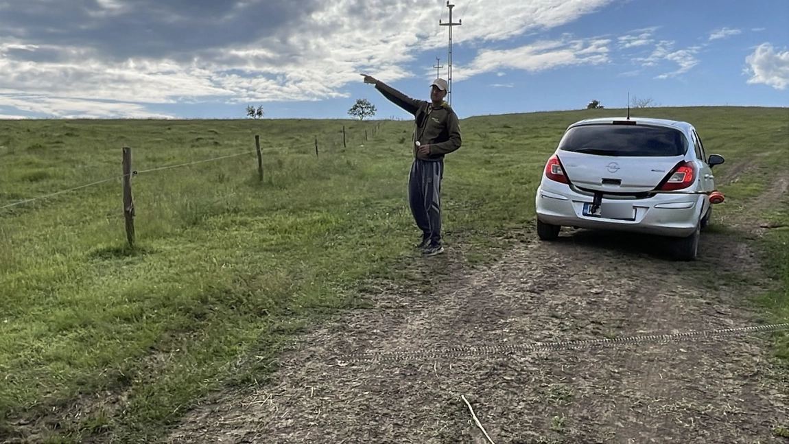 Locuitorii satului Vulturi se simt în pericol de moarte după ce un vecin și-a împrejmuit ferma de vaci cu un gard electric, fără acordul primăriei: „A venit un golan în sat, cu vaci, și a pus un fir de curent pe unde este drum, unde se joacă copiii”