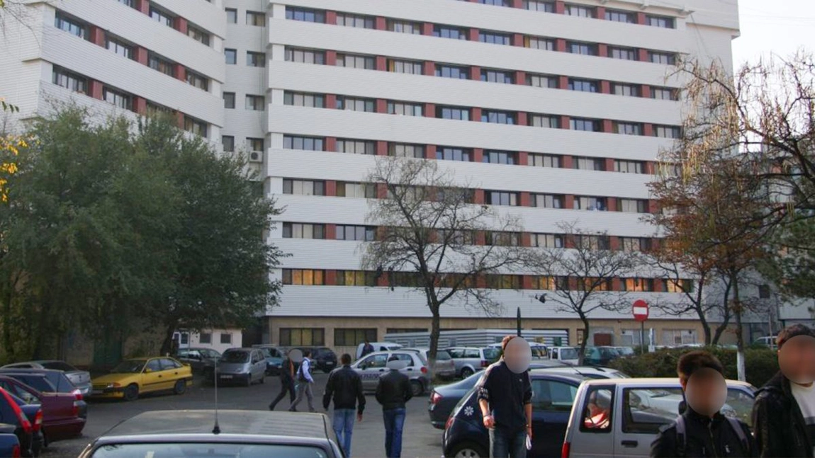 Partidă incendiară de amor, întreruptă de un paznic, în Campusul Tudor Vladimirescu. Studenții au filmat scenele desprinse din filmele pentru adulți, de la etaj