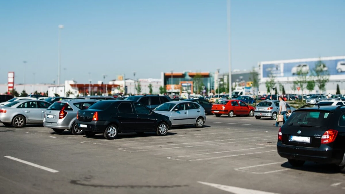 Reguli stricte pentru conducătorii auto! Situațiile în care șoferii vor fi amendați în parcările de la mall și supermarket! 