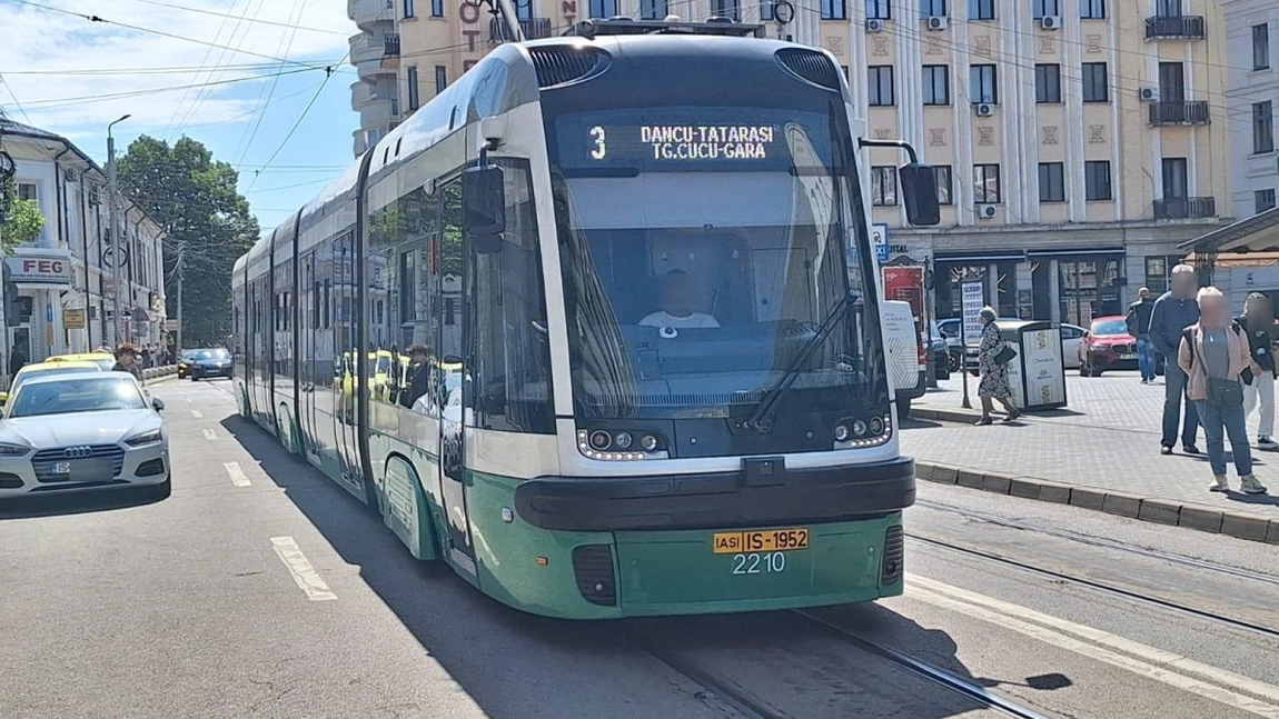 Tramvaiul Pesa 2210 revine pe traseele din Iași după doi ani de reparații în depou! Redescoperă transportul modern și eficient.