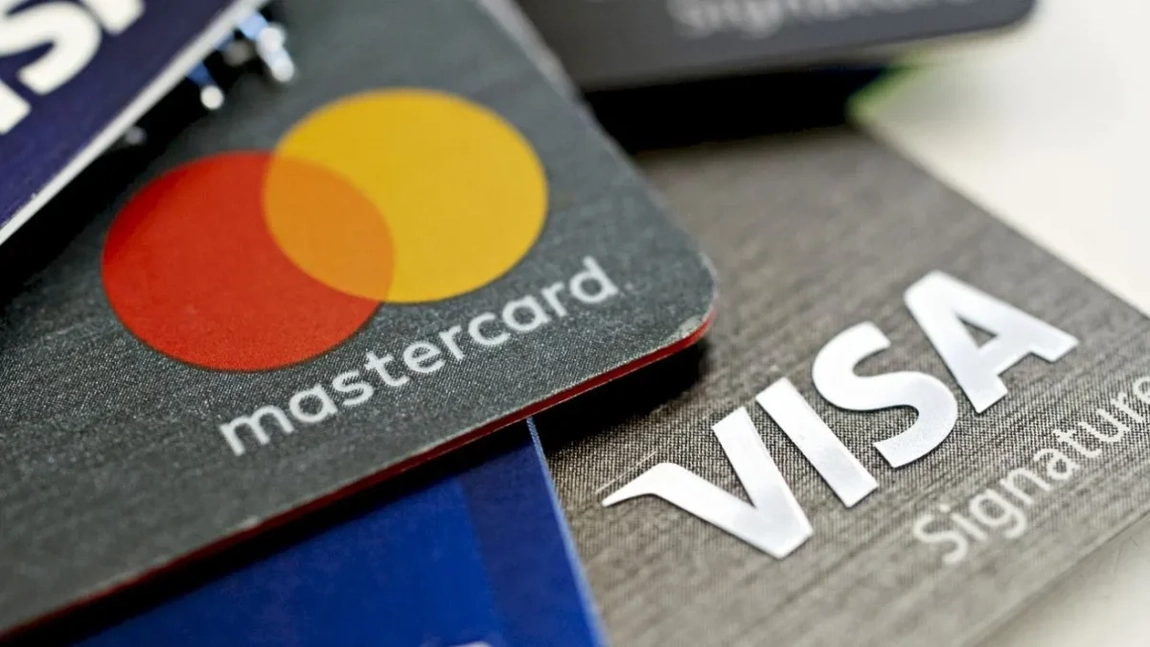 Visa și Mastercard vor să transforme agenții AI în cumpărători autonomi: „Cardul tău, deciziile lor”