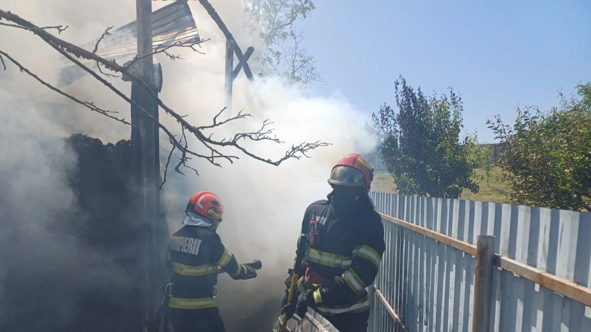 Incendiu în comună Tătăruși. Pompierii intervin