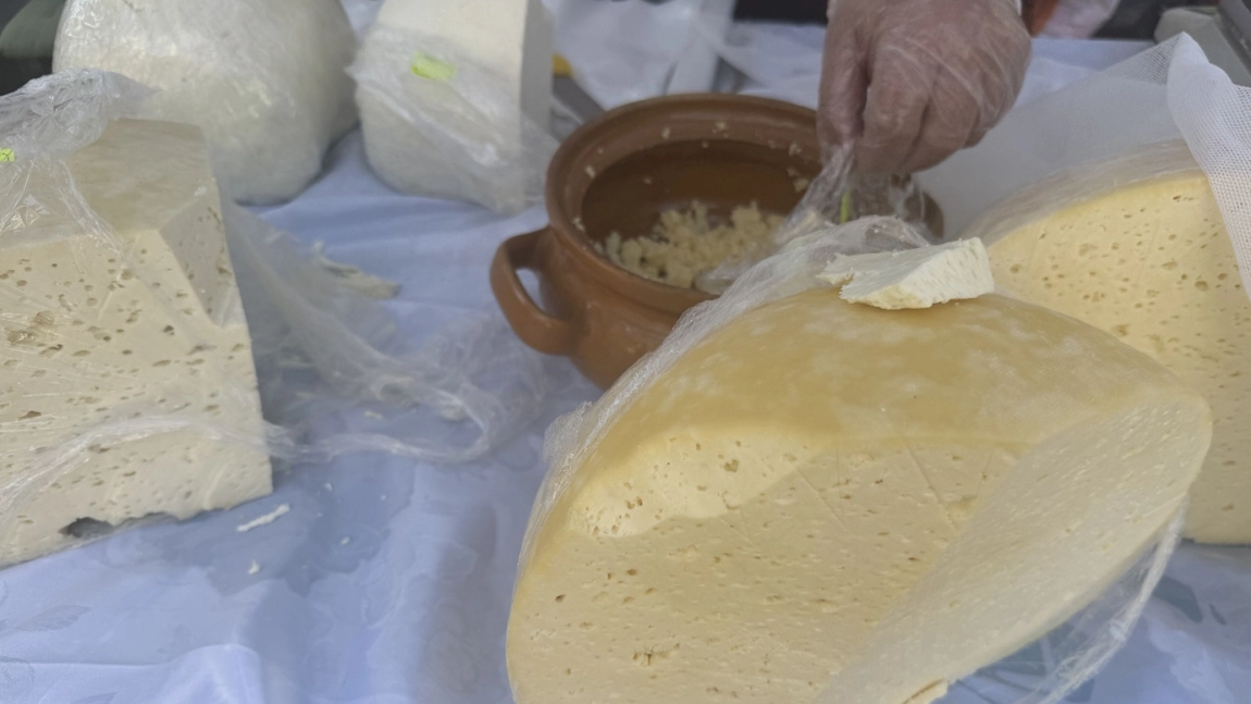 Din acest loc se poate cumpăra cea mai bună și ieftină brânză. Nici nu îți imaginezi ce varietate de produse sunt expuse