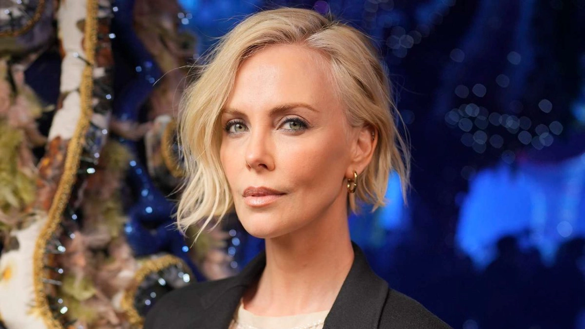 Charlize Theron, aproape dezbrăcată pe covorul roșu! Ținuta care a lăsat pe toată lumea cu gura căscată