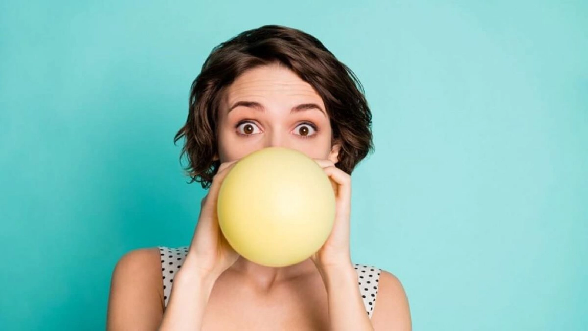 De ce heliul pentru baloane subțiază vocea? Inhalat în cantități mari, provoacă sufocare!