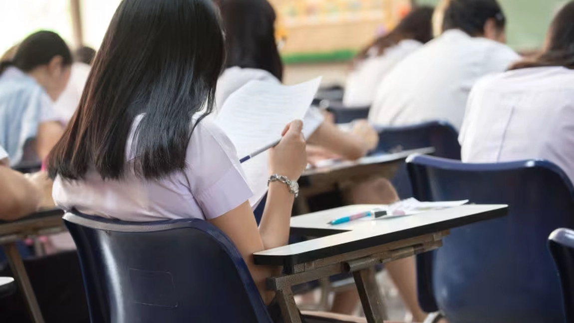 Emoțiile ating apogeul la examenul de Matematică din cadrul Evaluării Naționale 2025 - Un moment crucial pentru viitorul lor academic