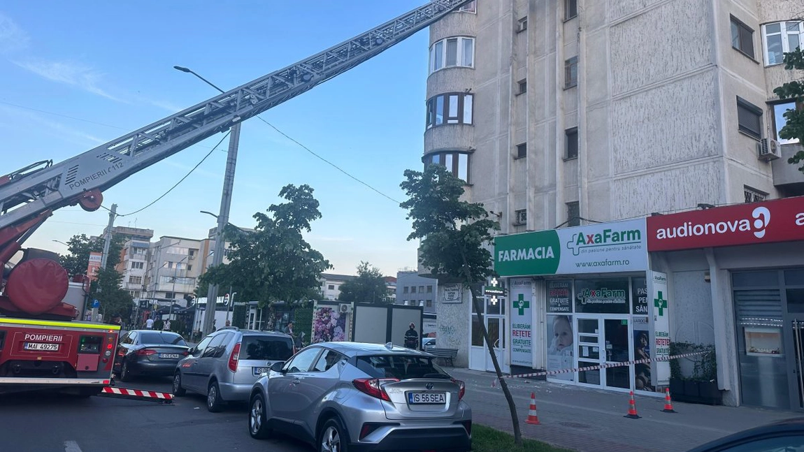 Pompierii intervin în municipiul Iași pentru a îndepărta niște elemente de tencuială