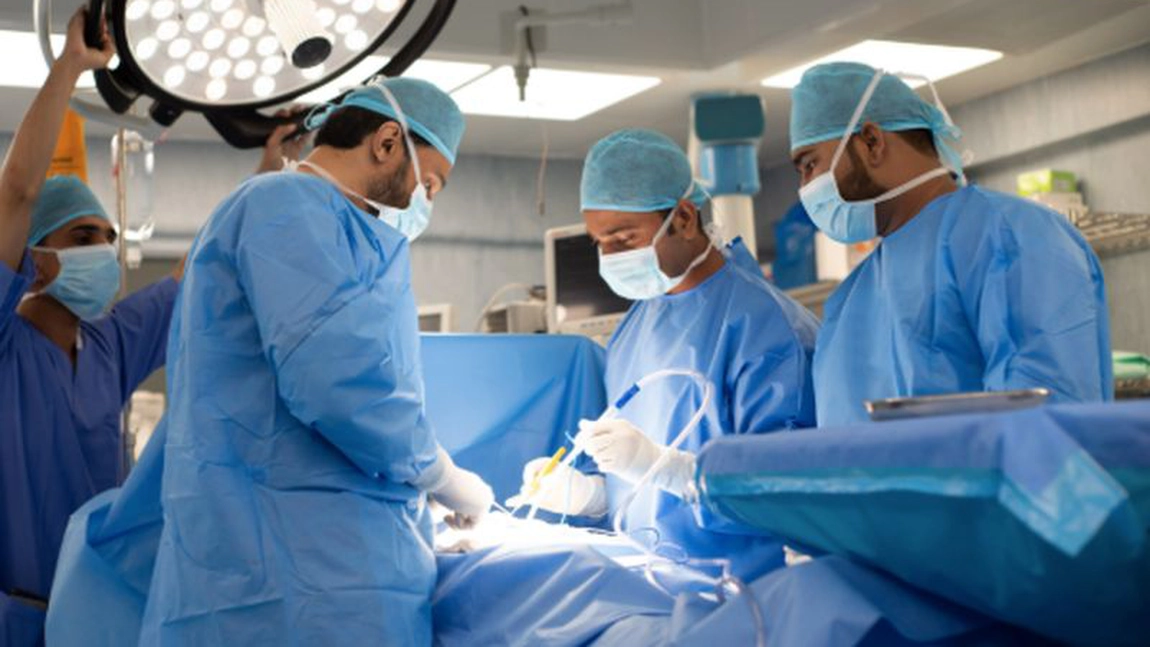 Ce a descoperit un chirurg din Galați în burta pacientului său! L-a operat și a scos 2 tăvițe pline cu…