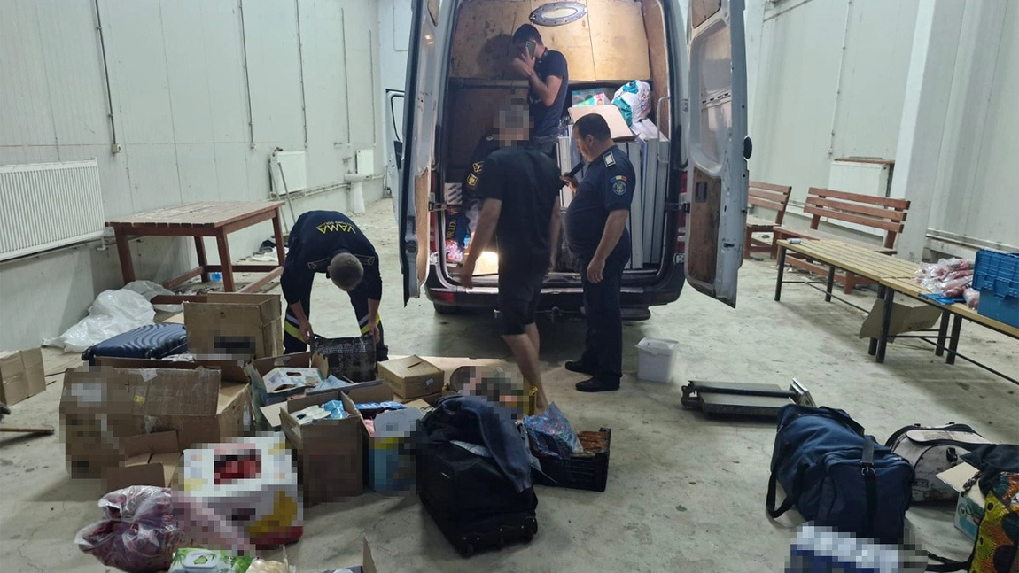 Microbuz cu „marfă surpriză” oprit la graniță! Țigări și alcool, confiscate de polițiștii de frontieră