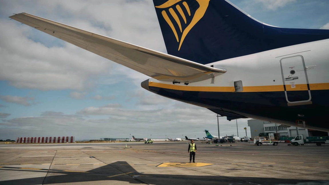 Teroare la altitudine! Un avion a fost forțat să aterizeze de urgență. Nouă persoane au fost rănite