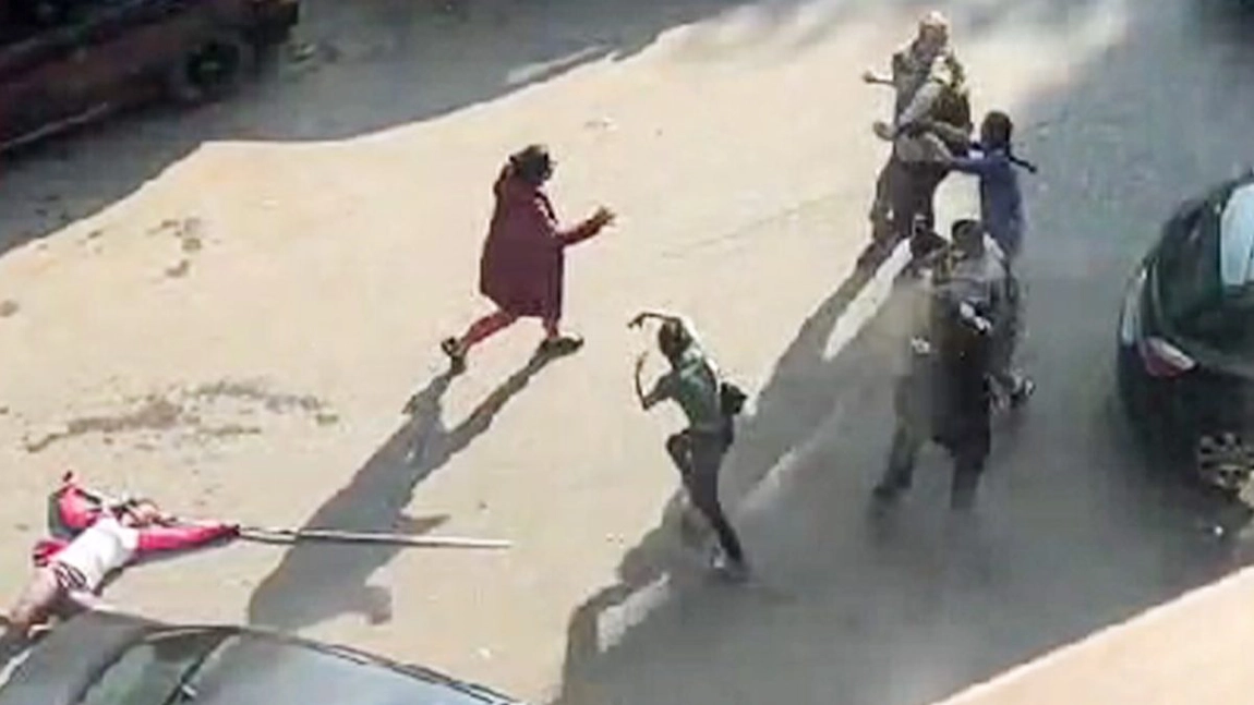 Bătaie generală pe o stradă din Iași! Patru persoane și-au împărțit pumni pentru PET-urile reciclabile din punctul de colectare a gunoiului