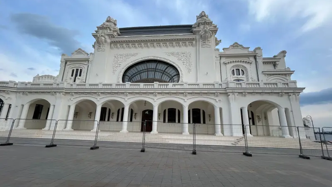 Cazinoul din Constanța, vandalizat la doar 2 săptămâni după redeschidere! Vizitatorii au furat foiță de aur de pe pereți