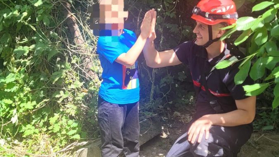 Momente de panică în Iași! Băiețel de 7 ani salvat de pompieri din vârful unui copac