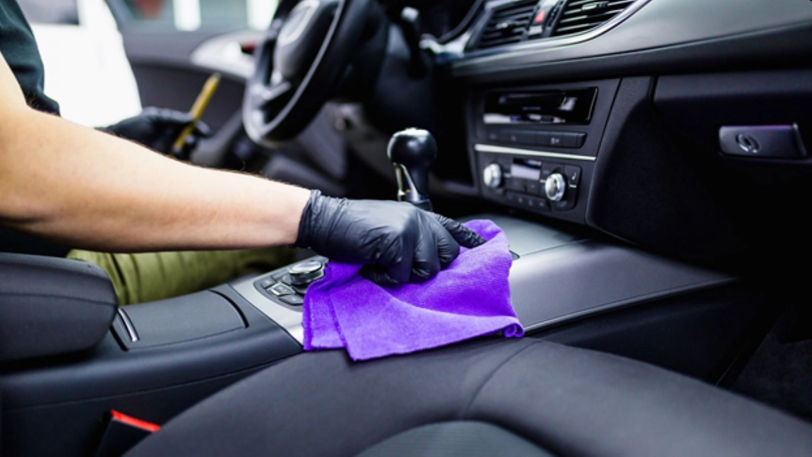 Ce soluție naturală de curățat este eficientă pentru o tapițerie auto? Află ce pericole ascund bacteriile din mașini!