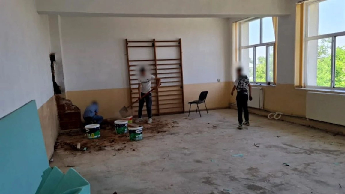 Elevi puși să care găleți de 25 de kilograme de moloz pentru a trece clasa! Caz revoltător în Dolj