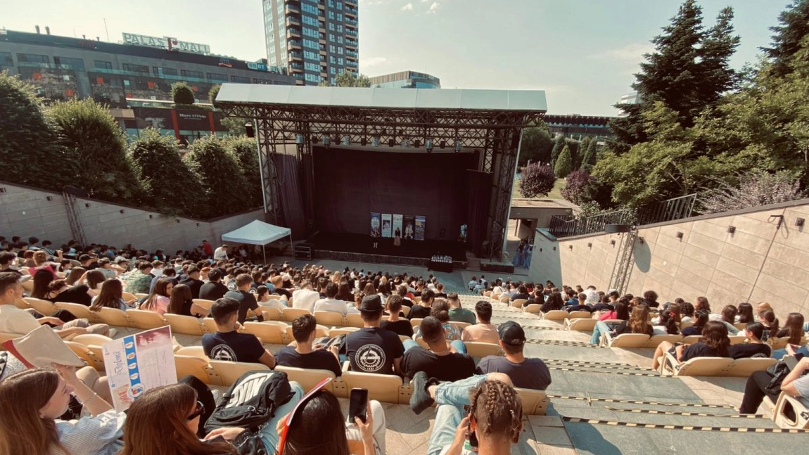 „Drogurile distrug viața” – sute de elevi și profesori din Iași, prezenți la conferința dedicată luptei împotriva consumului de droguri