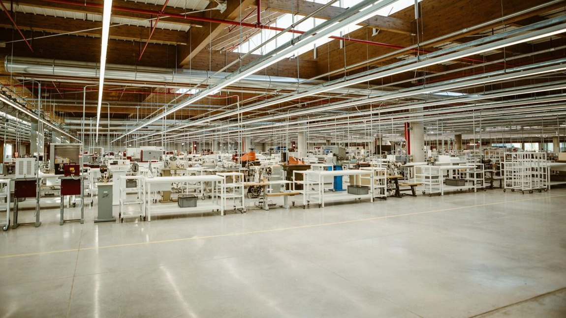 Noi locuri de muncă pentru români la două fabrici cu produse de lux! 