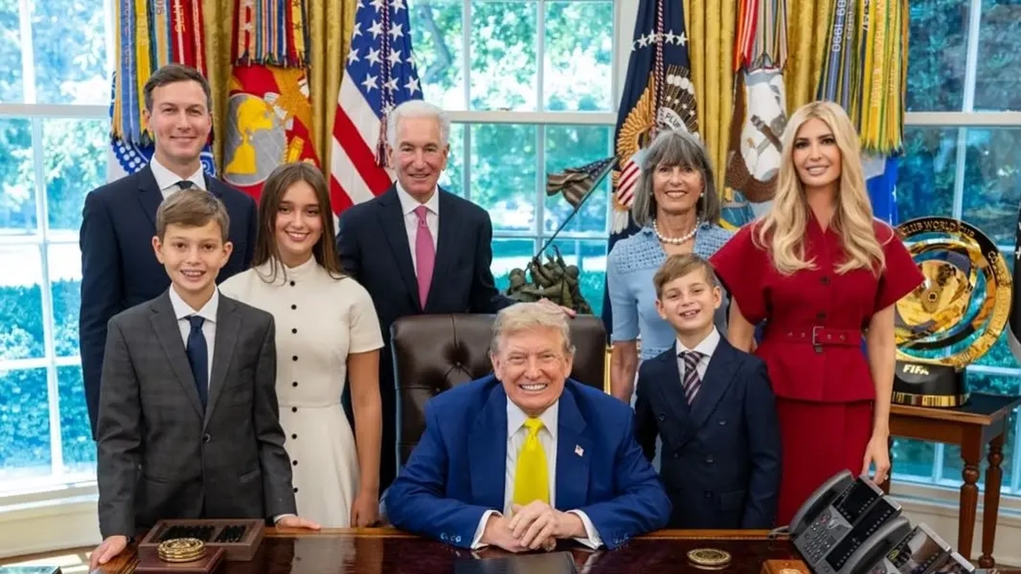 Toți ochii pe fiica Ivankăi Trump! Arabella a strălucit la Casa Albă în rochia mamei sale de 2.000 dolari
