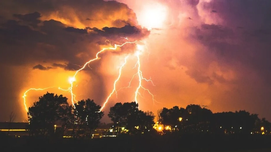 România, lovită de o dublă extremă meteo! Cod Portocaliu de vijelii și un weekend de foc