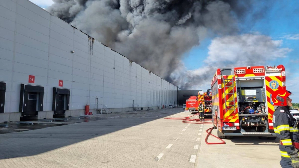 Incendiu pe A1. Flăcările au cuprins o hală