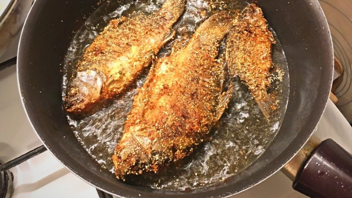 Trucul prin care scapi de mirosul de pește din bucătărie! Este atât de simplu