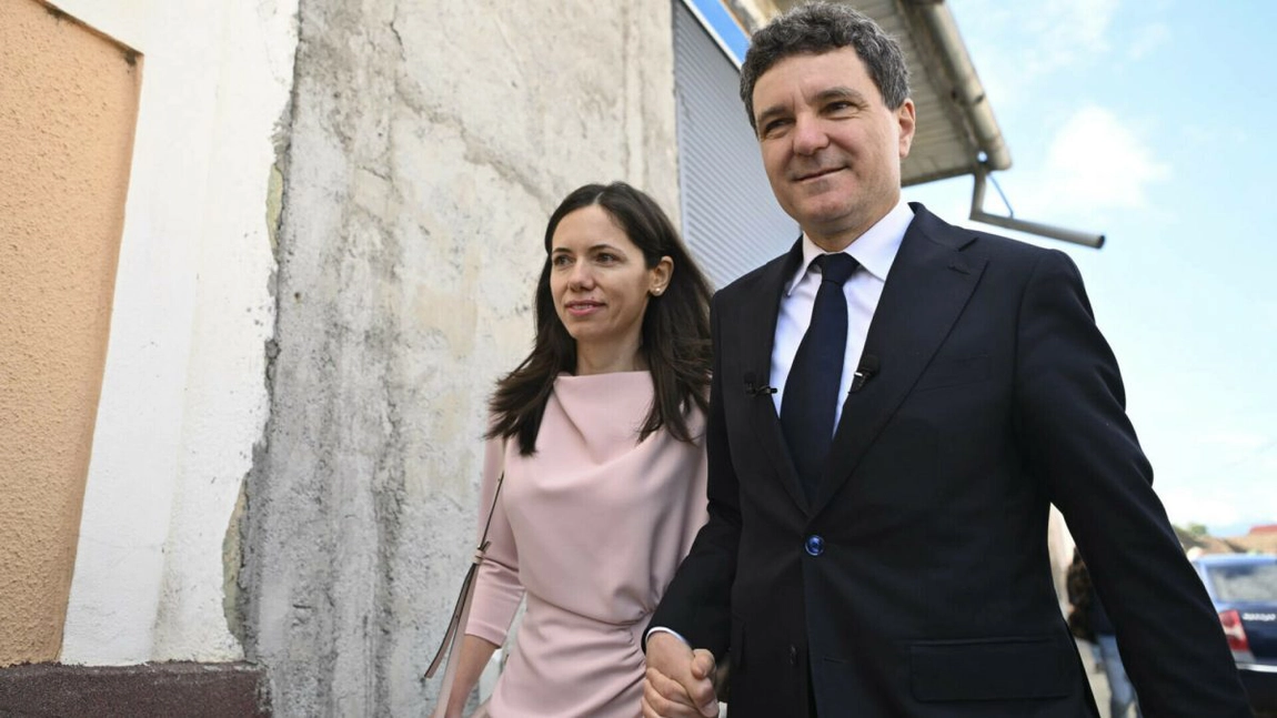 Nicușor Dan, emoționat la serbarea fiicei! Cum a fost surprins alături de partenera sa și ce au declarat cei doi părinți