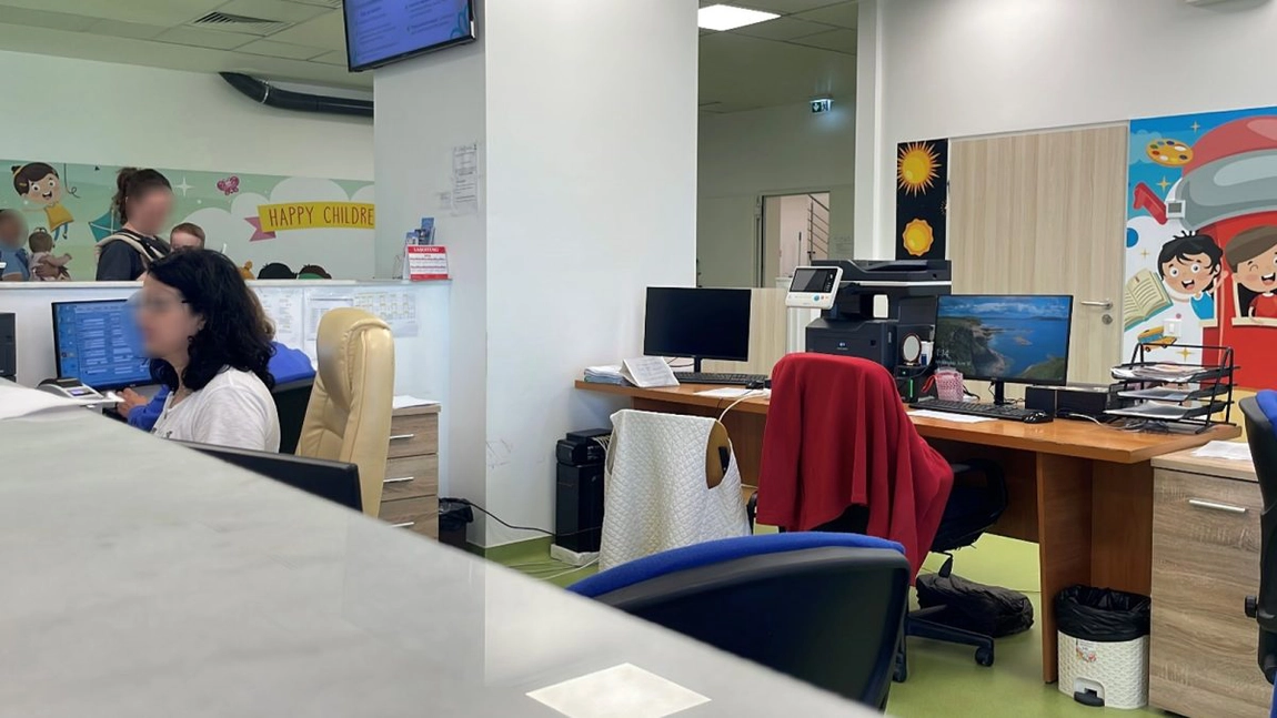 Furt, în plină zi, în registratura Spitalului de Copii Iași! O mămică a rămas fără telefon mobil: „Bănuiesc că angajatele l-au luat, s-au bucurat la el”