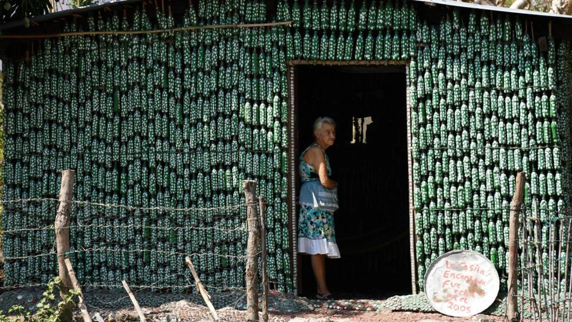 Maria, pensionară de 80 de ani și-a construit singură casa! E din plastic și arată senzațional