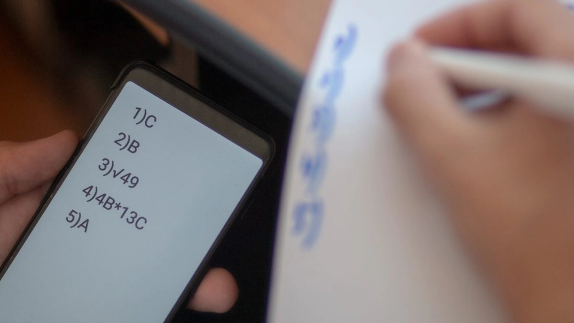Ce a pățit o elevă din Mehedinți, după ce a fost prinsă cu telefonul la BAC! Instanța i-a dat dreptate