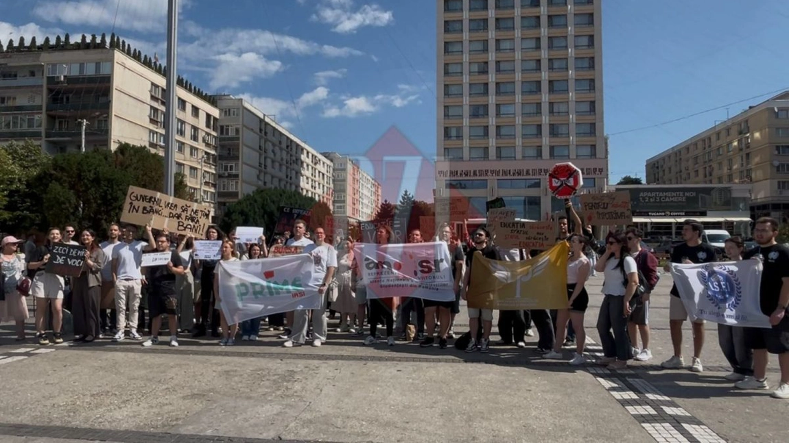 Protest în Piața Unirii din Iași. Doar 70 de studenți din 60.000 au ieșit în stradă după tăierea burselor