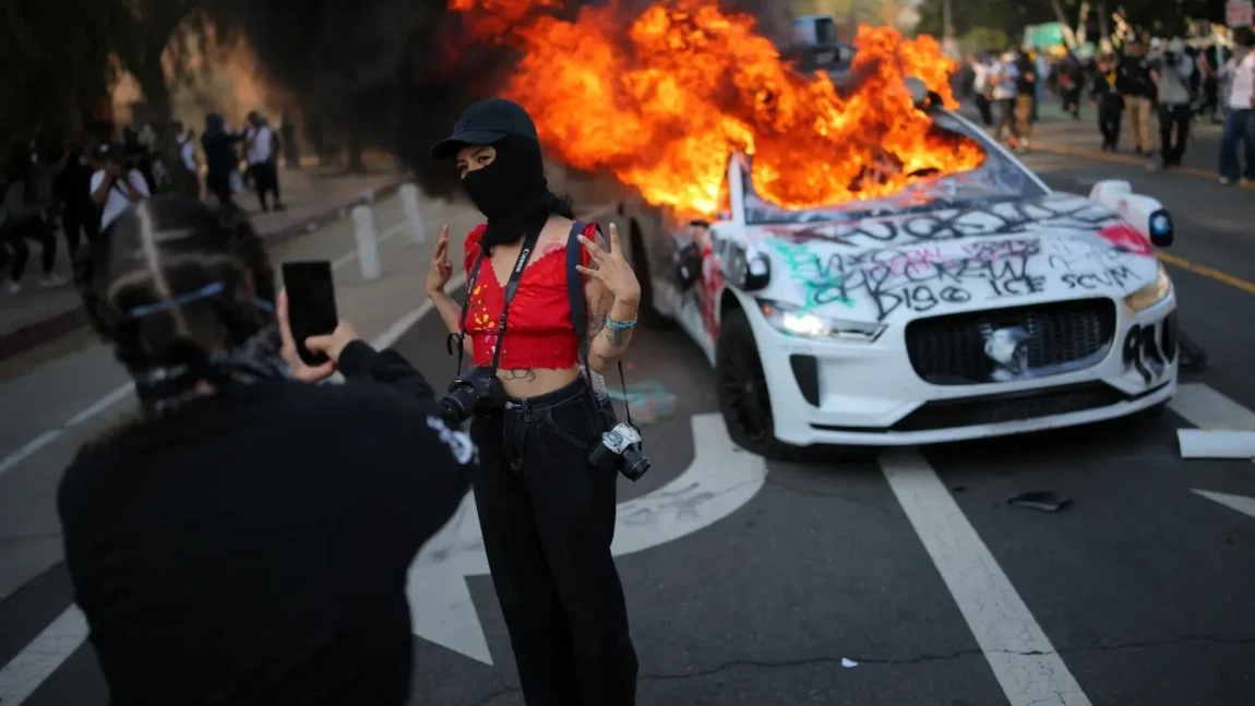 Revolte în Los Angeles! Autostrada blocată, mașini autonome incendiate, poliția copleșită. Ce a declanșat haosul total