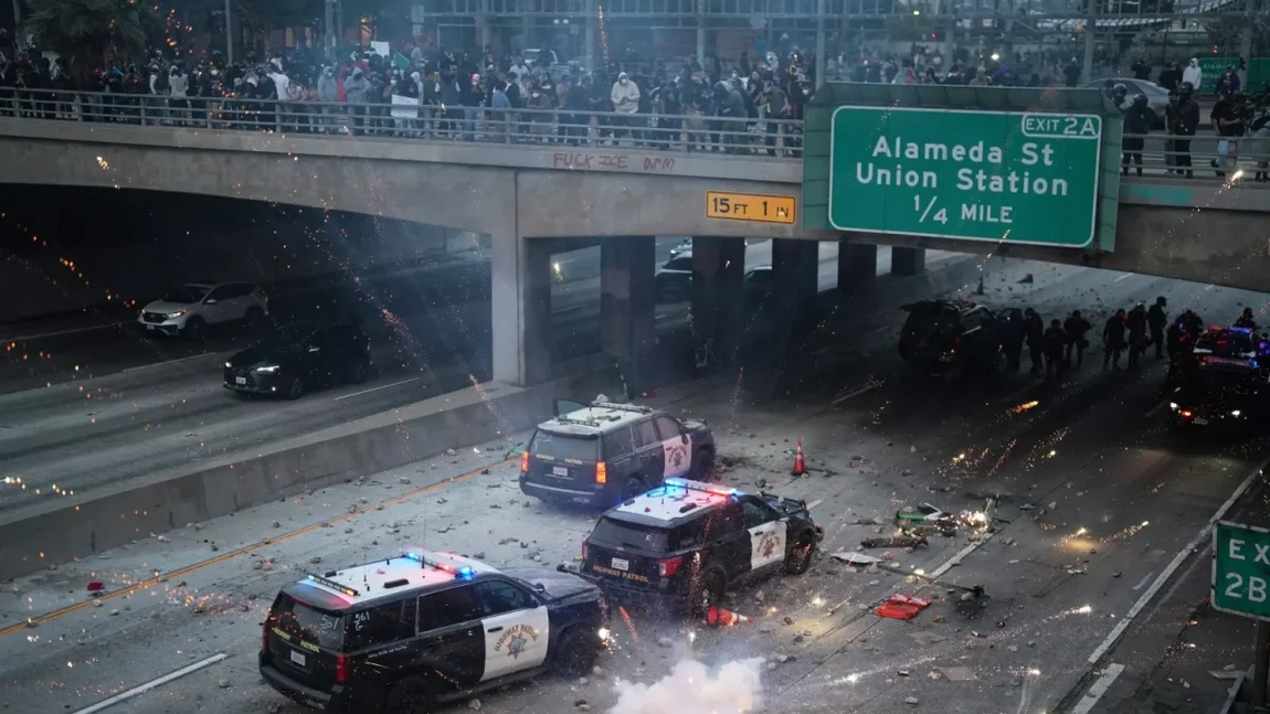 Los Angeles sub asediu militar. Trump trimite pușcași marini împotriva protestelor, în ciuda opoziției locale