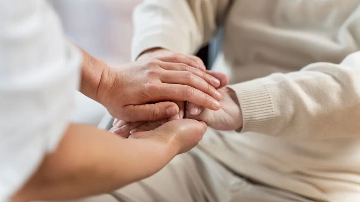 Care este salariul pentru îngrijire de bătrâni la domiciliu în România? Factori care influențează acest venit