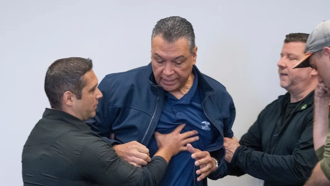 Scandal de proporții! Senator american trântit și încătușat în timp ce încerca să pună o întrebare