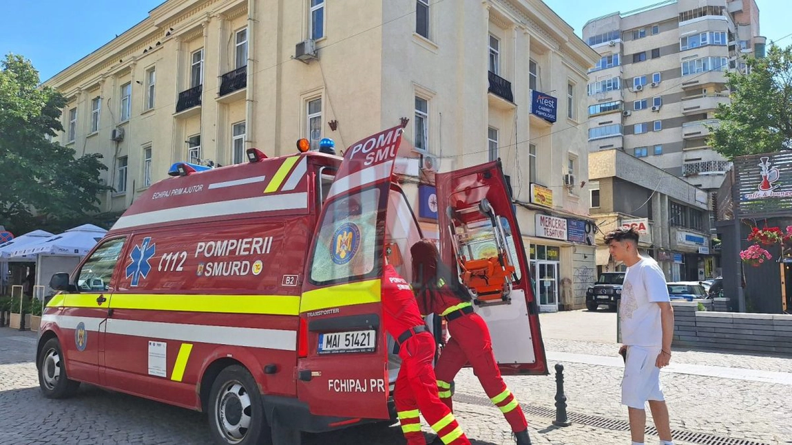 Tânără de 16 ani, luată cu targa de pe Bulevardul Ștefan cel Mare din Iași. Suspiciune de intoxicație alcoolică