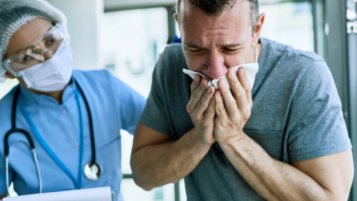 Este tusea cu sânge o urgență medicală? Iată ce boală gravă poate ascunde!